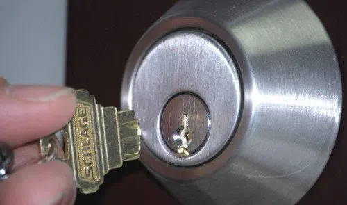 Royal Locksmith Store New Smyrna Beach, FL 386-473-1075 - key-broke-in-lock